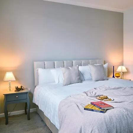 Cosy Nook - 3 Bedroom Retreat With Private Garden, Parking And Media * 利兹