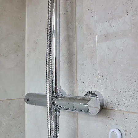 Cosy Nook - 3 Bedroom Retreat With Private Garden, Parking And Media 펜션