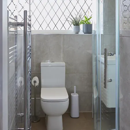 Cosy Nook - 3 Bedroom Retreat With Private Garden, Parking And Media *