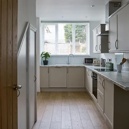 Cosy Nook - 3 Bedroom Retreat With Private Garden, Parking And Media