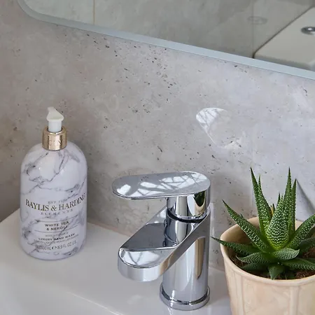 펜션 Cosy Nook - 3 Bedroom Retreat With Private Garden, Parking And Media 리즈