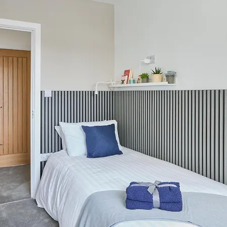 Cosy Nook - 3 Bedroom Retreat With Private Garden, Parking And Media