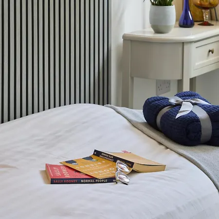 Cosy Nook - 3 Bedroom Retreat With Private Garden, Parking And Media *