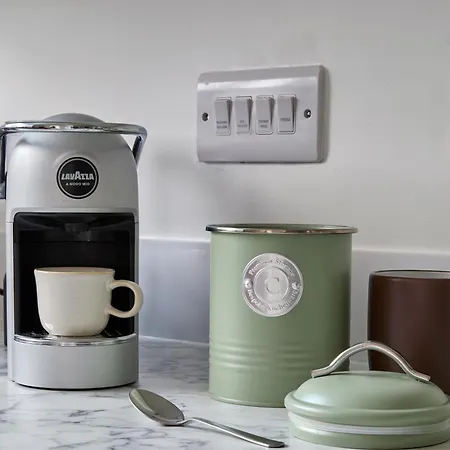 Cosy Nook - 3 Bedroom Retreat With Private Garden, Parking And Media 리즈