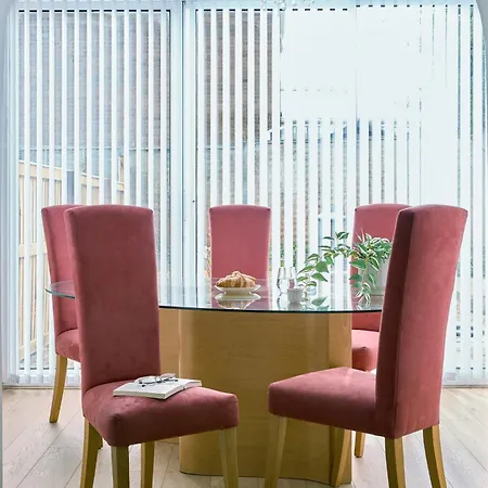 Cosy Nook - 3 Bedroom Retreat With Private Garden, Parking And Media