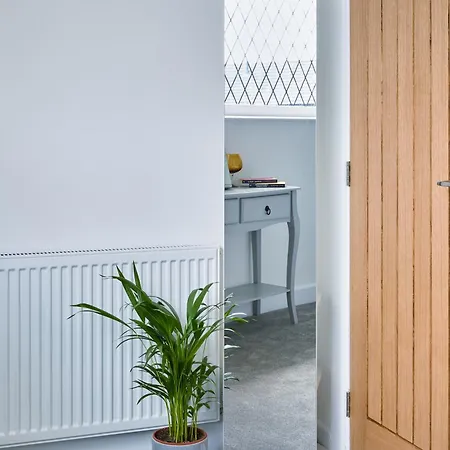 Cosy Nook - 3 Bedroom Retreat With Private Garden, Parking And Media *