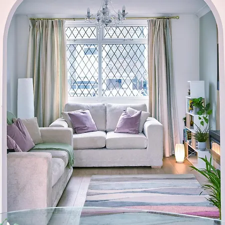 Cosy Nook - 3 Bedroom Retreat With Private Garden, Parking And Media * 利兹
