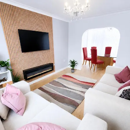 Vakantiehuis Cosy Nook - 3 Bedroom Retreat With Private Garden, Parking And Media