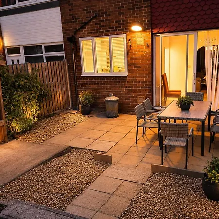 度假居 Cosy Nook - 3 Bedroom Retreat With Private Garden, Parking And Media *