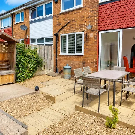 Cosy Nook - 3 Bedroom Retreat With Private Garden, Parking And Media *