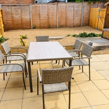 Cosy Nook - 3 Bedroom Retreat With Private Garden, Parking And Media