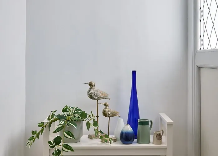 Cosy Nook - 3 Bedroom Retreat With Private Garden, Parking And Media