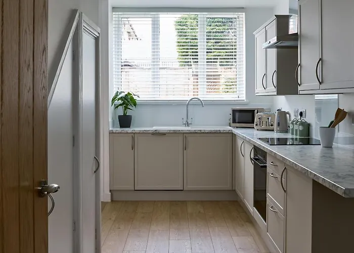 Cosy Nook - 3 Bedroom Retreat With Private Garden, Parking And Media