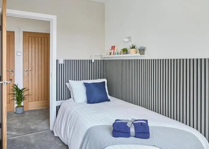 Cosy Nook - 3 Bedroom Retreat With Private Garden, Parking And Media