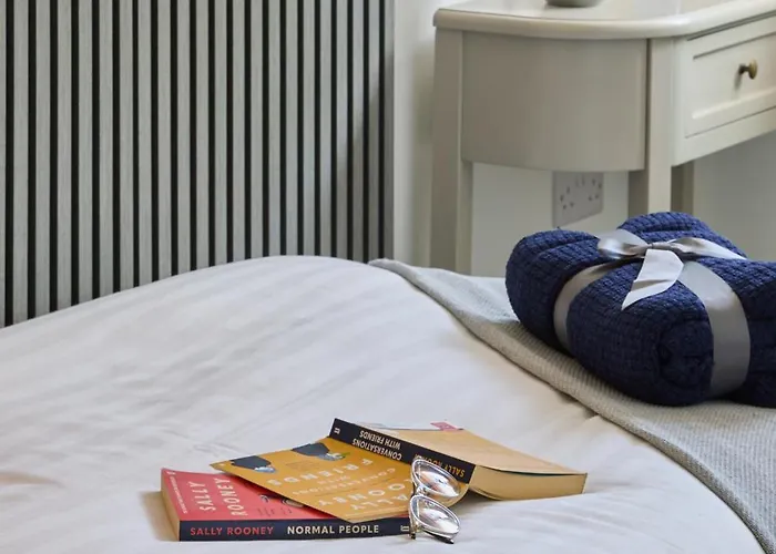 Cosy Nook - 3 Bedroom Retreat With Private Garden, Parking And Media *