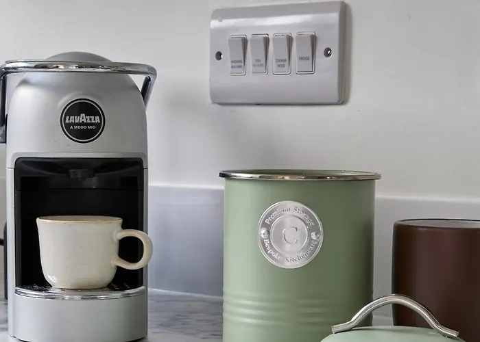 Cosy Nook - 3 Bedroom Retreat With Private Garden, Parking And Media 利兹