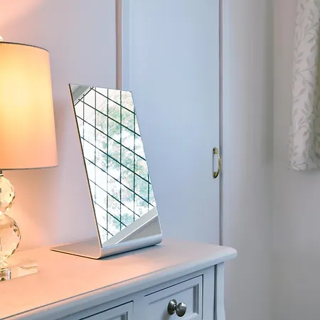 Cosy Nook - 3 Bedroom Retreat With Private Garden, Parking And Media *