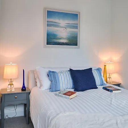 Holiday home Cosy Nook - 3 Bedroom Retreat With Private Garden, Parking And Media