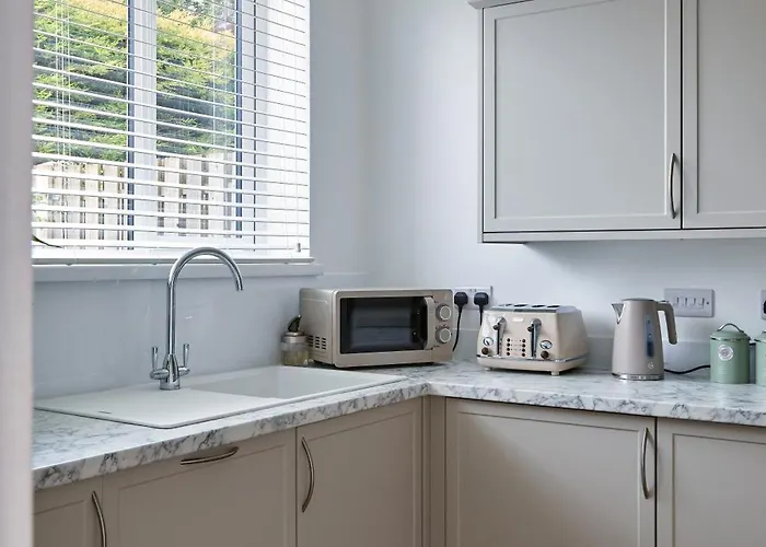 Holiday home Cosy Nook - 3 Bedroom Retreat With Private Garden, Parking And Media