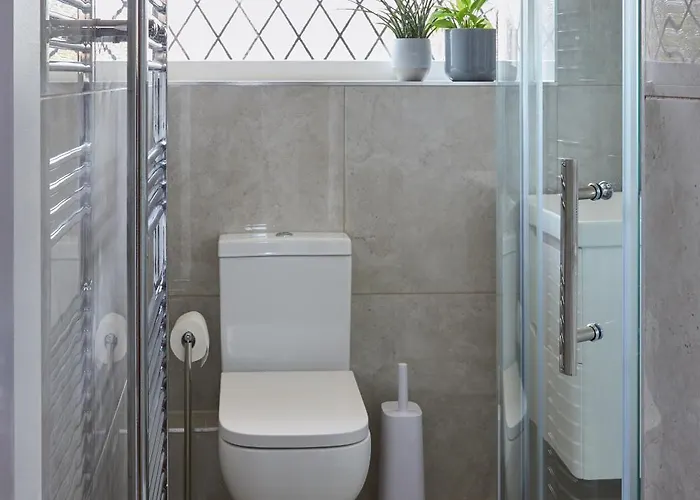 Cosy Nook - 3 Bedroom Retreat With Private Garden, Parking And Media *