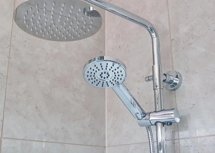 Holiday home Cosy Nook - 3 Bedroom Retreat With Private Garden, Parking And Media