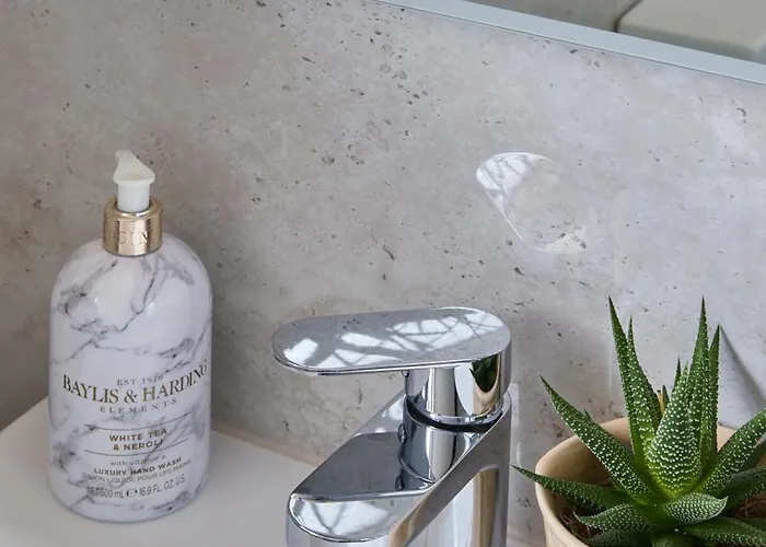 Holiday home Cosy Nook - 3 Bedroom Retreat With Private Garden, Parking And Media Leeds (West Yorkshire)