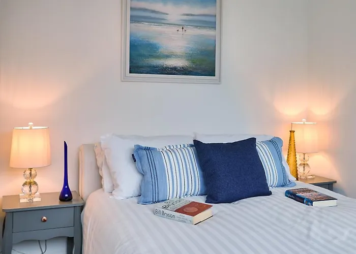 Holiday home Cosy Nook - 3 Bedroom Retreat With Private Garden, Parking And Media