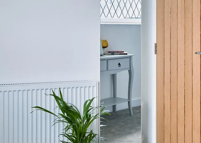 Cosy Nook - 3 Bedroom Retreat With Private Garden, Parking And Media *