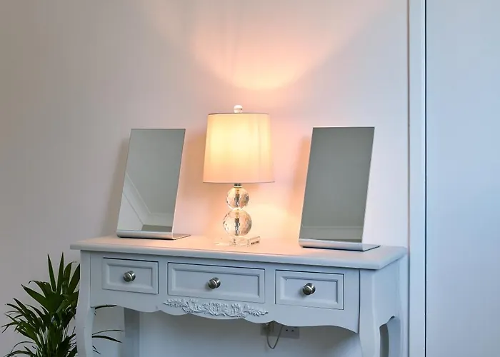 Cosy Nook - 3 Bedroom Retreat With Private Garden, Parking And Media Holiday home *